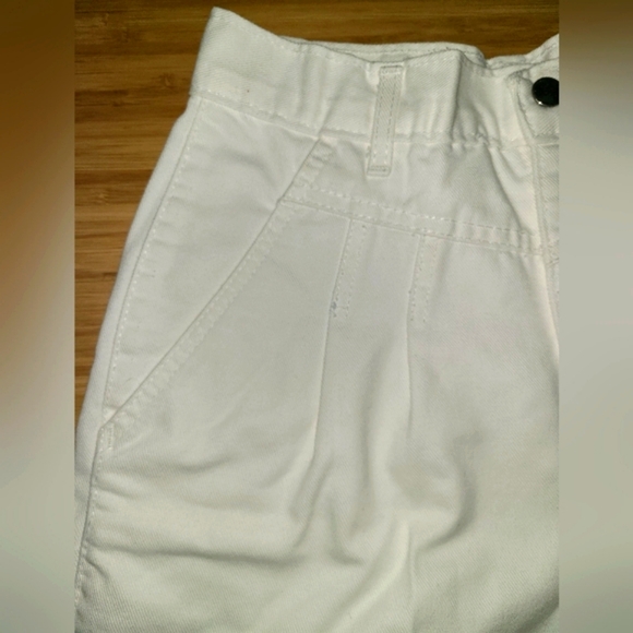 Vintage Size 10 Chic White Denim Shorts. Front Yoke and Pleats! - Picture 7 of 15